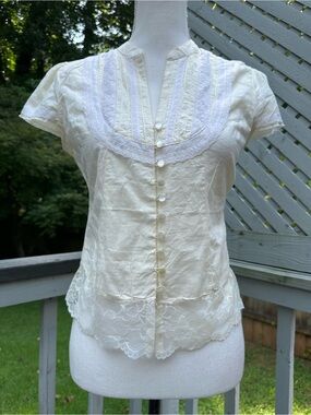 Beautiful vintage Y2K White lace button up blouse with ruffle lace trim